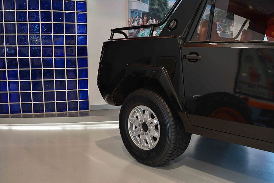 1990 Lamborghini LM002