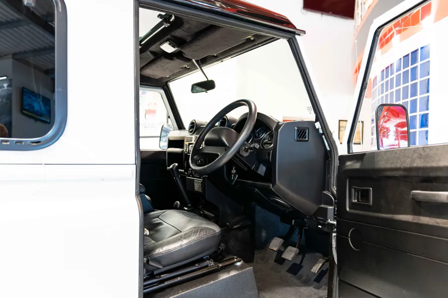 Land Rover Defender 90