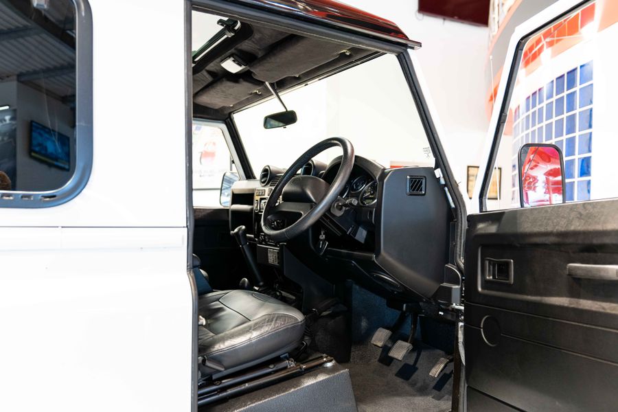 Land Rover Defender 90