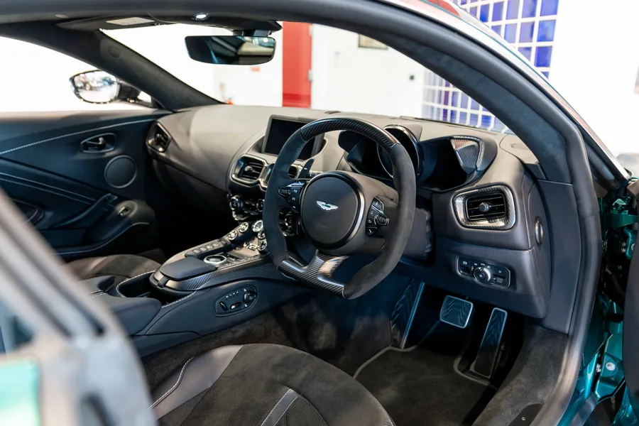 Aston Martin V12 Vantage