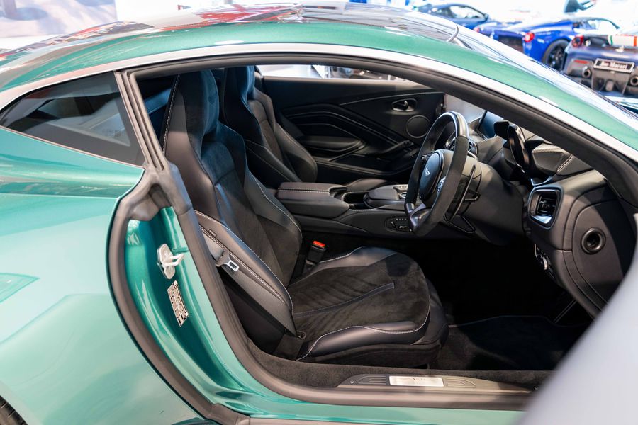 Aston Martin V12 Vantage
