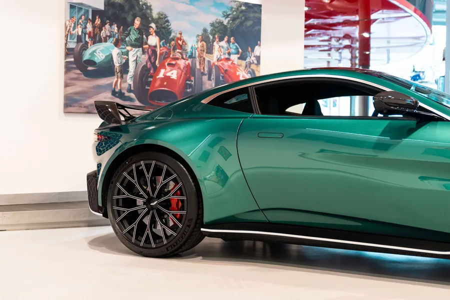 Aston Martin V12 Vantage