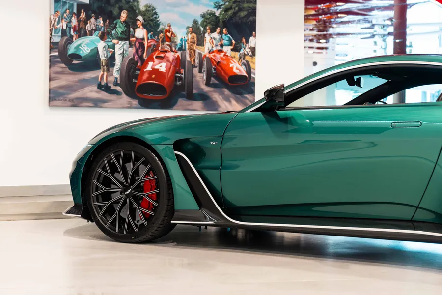 Aston Martin V12 Vantage