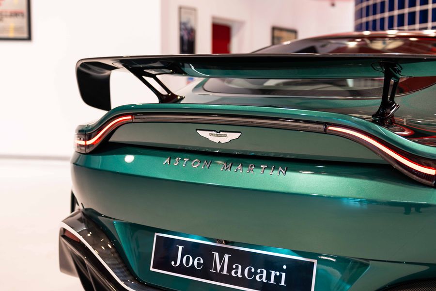Aston Martin V12 Vantage