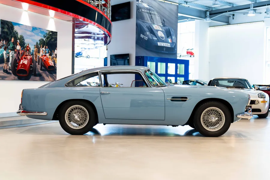 Aston Martin DB4