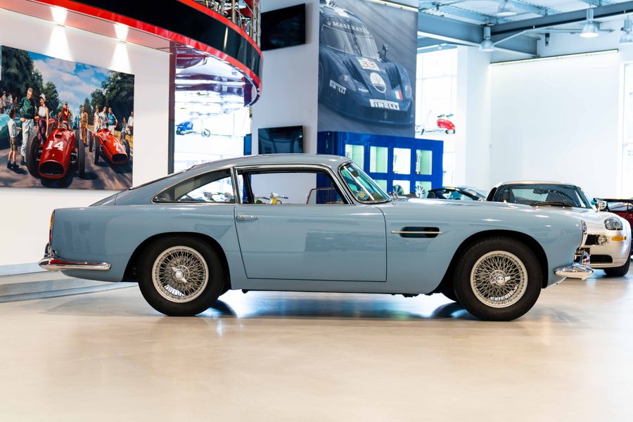 Aston Martin DB4