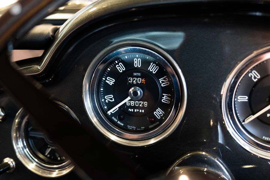 Aston Martin DB4