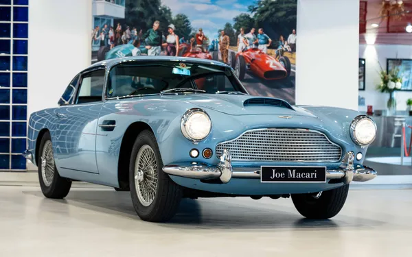 Aston Martin DB4