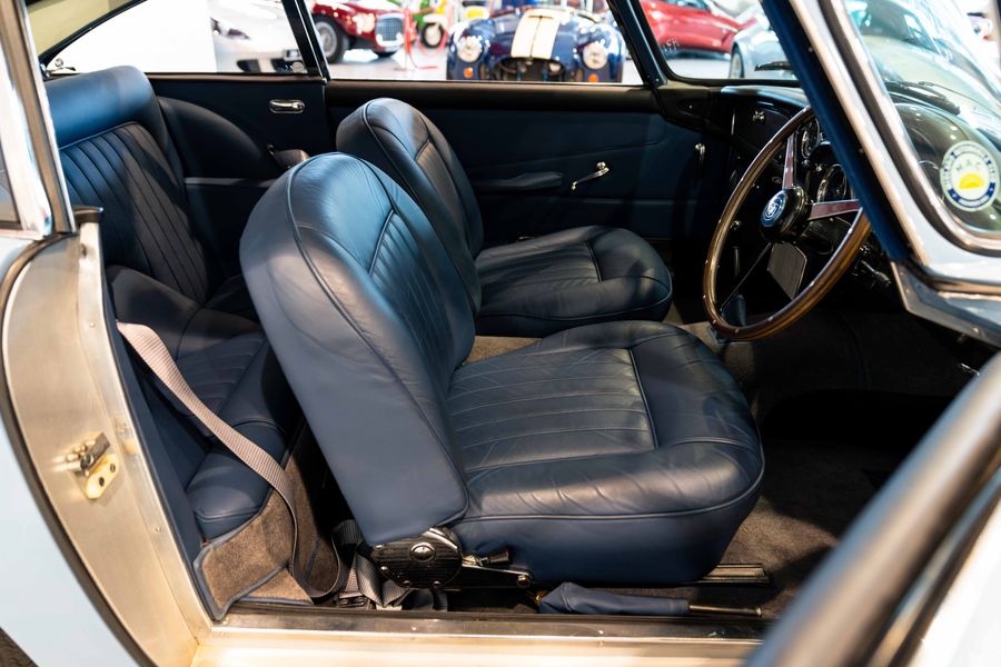 Aston Martin DB4