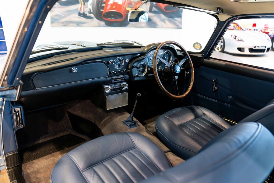Aston Martin DB4