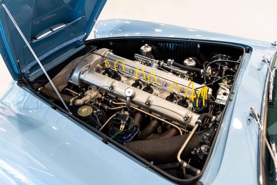 Aston Martin DB4