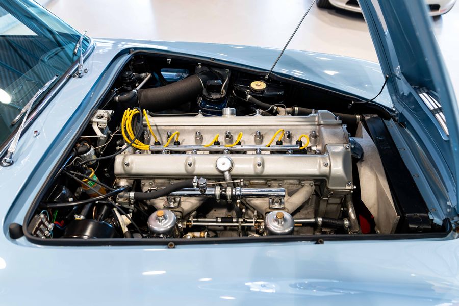 Aston Martin DB4