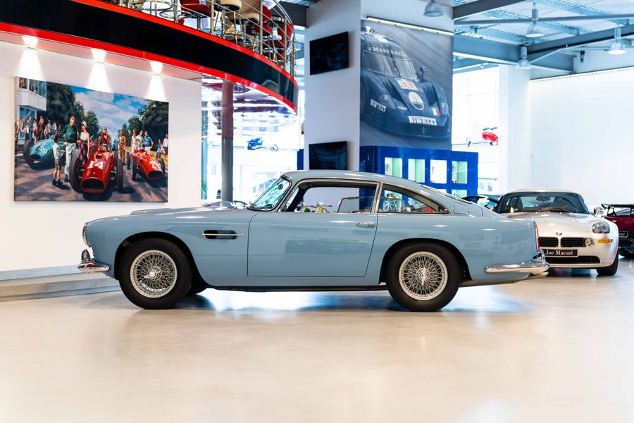Aston Martin DB4