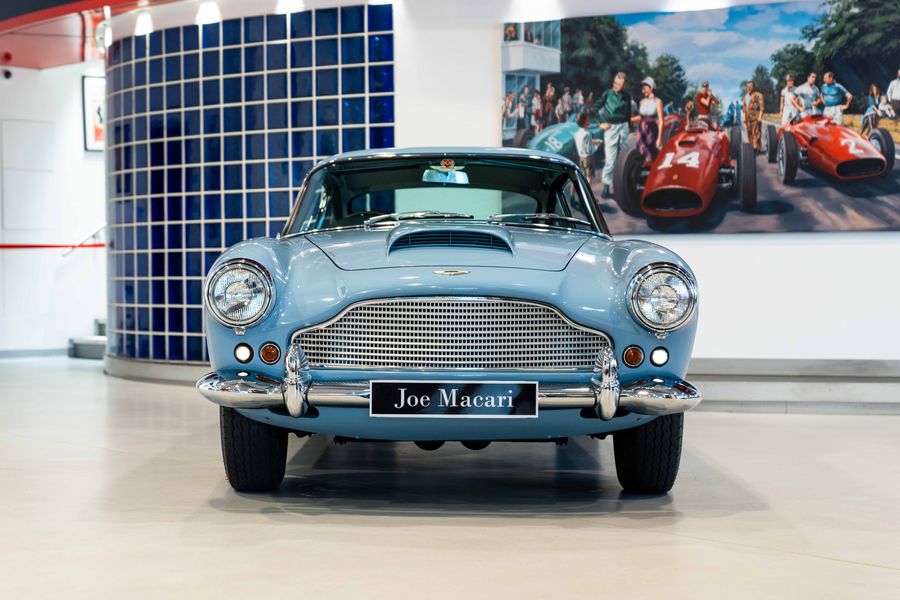Aston Martin DB4