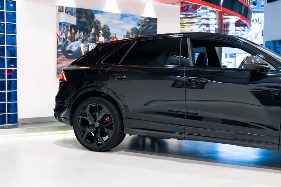 Audi RSQ8 Carbon Black