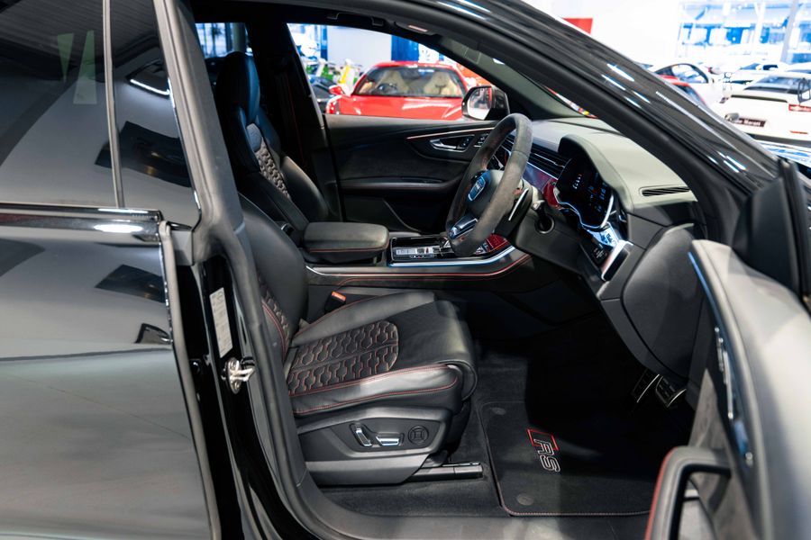 Audi RSQ8 Carbon Black