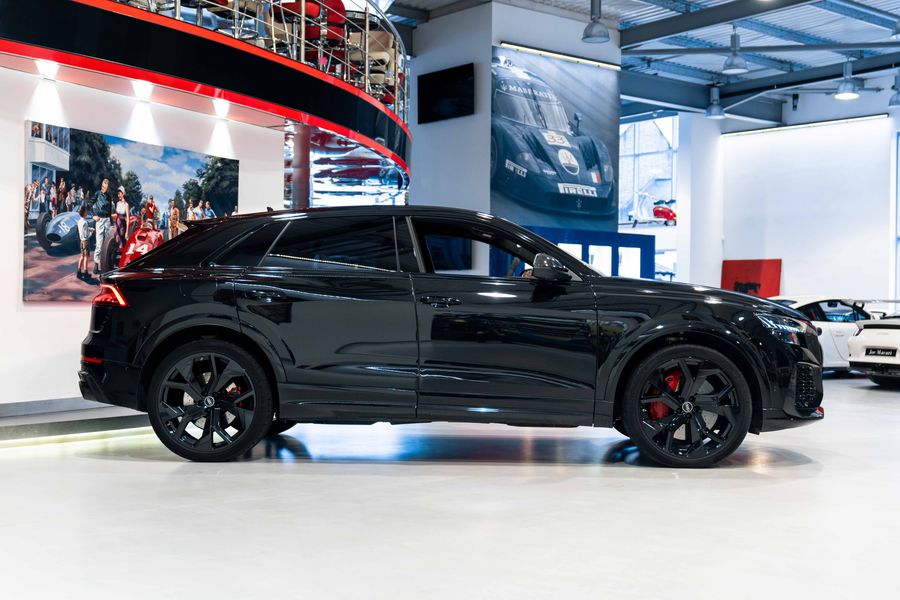 Audi RSQ8 Carbon Black
