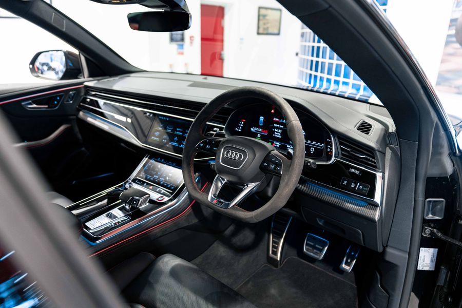 Audi RSQ8 Carbon Black