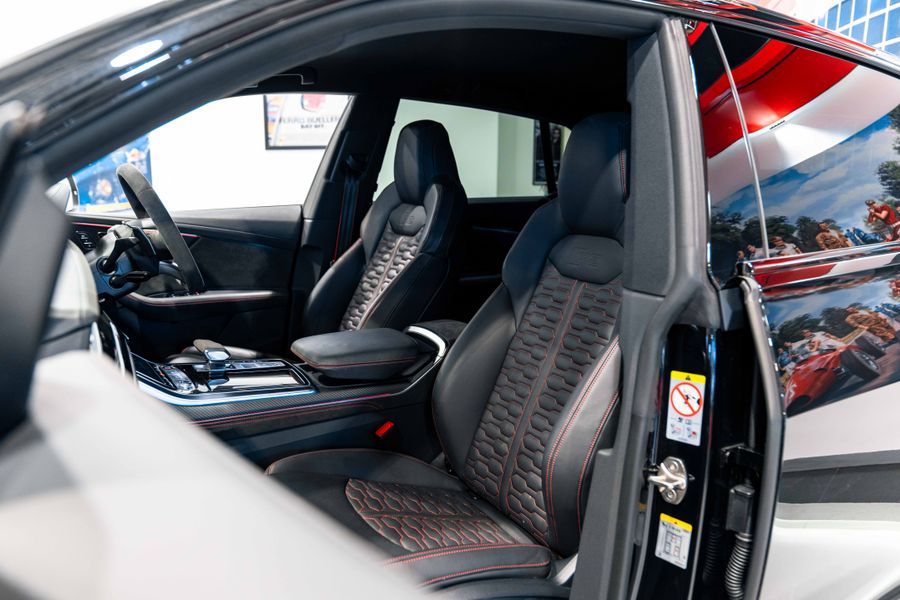 Audi RSQ8 Carbon Black
