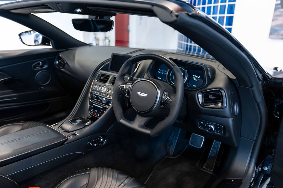 Aston Martin DB11 V8 Volante Shadow Edition