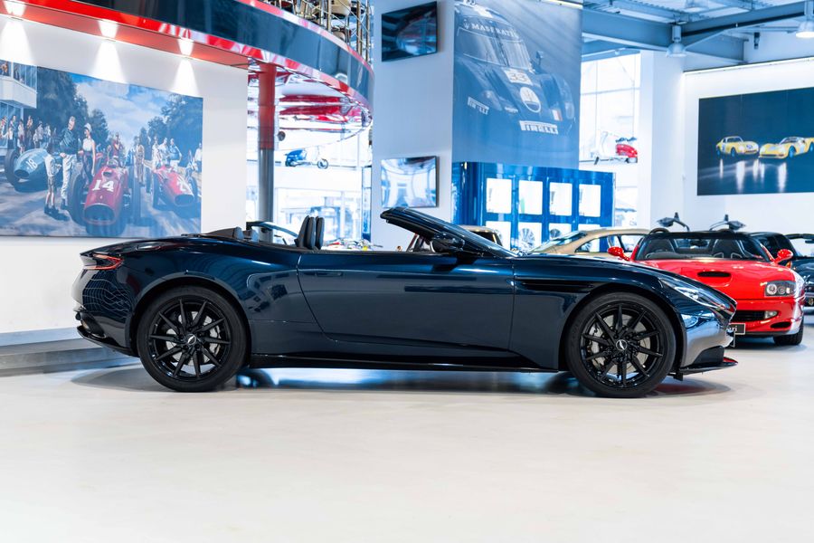 Aston Martin DB11 V8 Volante Shadow Edition