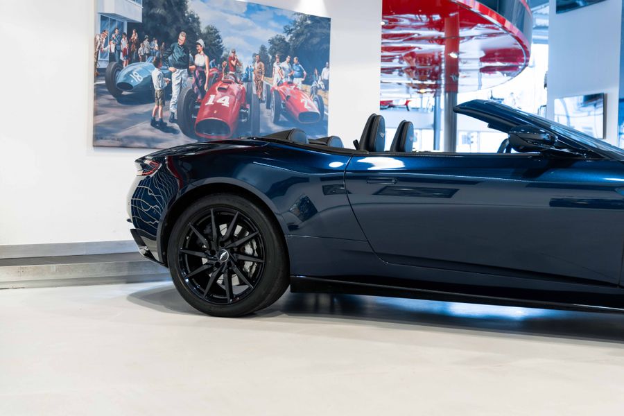 Aston Martin DB11 V8 Volante Shadow Edition