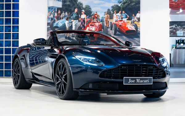 Aston Martin DB11 V8 Volante Shadow Edition
