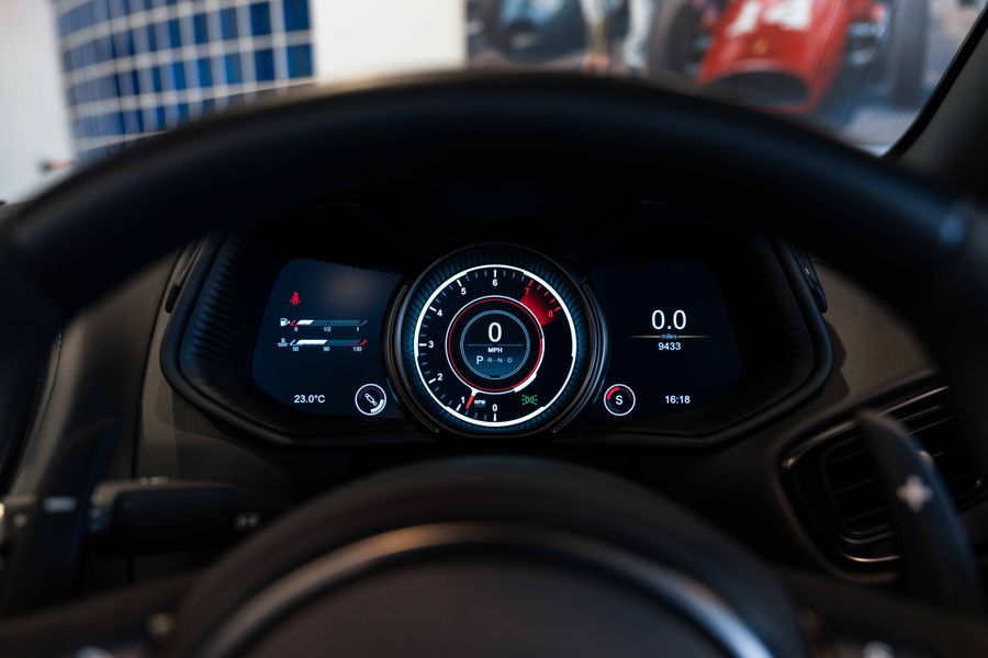 Aston Martin DB11 V8 Volante Shadow Edition