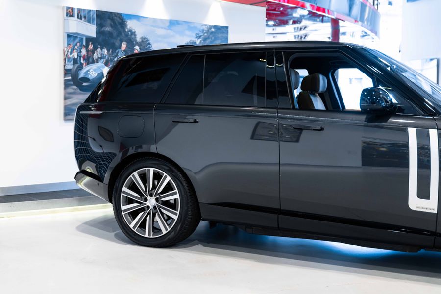 Range Rover P550e Autobiography