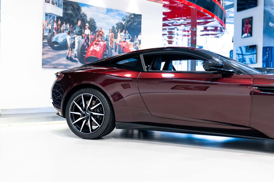 Aston Martin DB11 V8