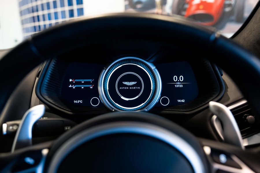 Aston Martin DB11 V8